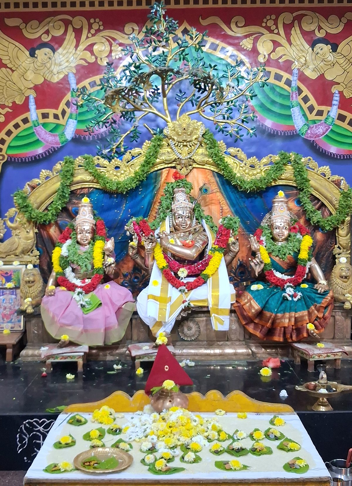 పంచలోహ శ్రీ రుక్మిణీ సత్యభామా సమేత శ్రీకృష్ణస్వామి వార్ల మూర్తులు, పుష్పాలంకరణలో